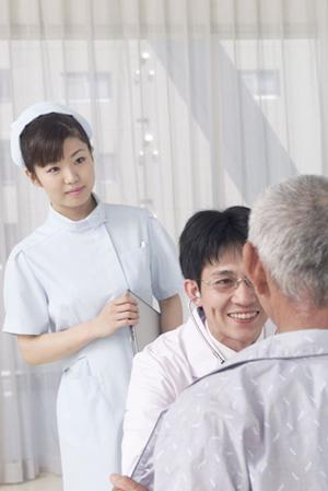 目立たない舌側矯正を扱う矯正歯科